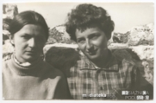 Portret Ireny Michalczuk z koleżanką Haliną, Kazimierz Dolny (woj. lubelskie), maj 1969 r.