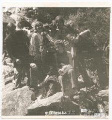 Grupa młodzieży nad wodospadem, Morskie Oko, maj 1969 r.
