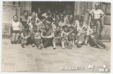 Wycieczka szkolna, zdjęcie pod Kościołem Farnym św. Jana Chrzciciela i św. Bartłomieja, ul. Zamkowa 6, Kazimierz Dolny (woj. lubelskie), 1968-69 r.