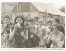 Grupa młodzieży z lodami, Kazimierz Dolny (woj. lubelskie), maj 1969 r.