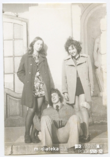 Irena Michalczuk z koleżanką i kolegą przed Pałacem Branickich od strony ogrodów, ul. Jana Kilińskiego 1, Białystok - początek lat 70. XX w.