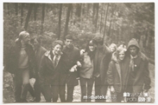 Grupa osób w lesie, Ojców (woj. małopolskie), maj 1969 r.