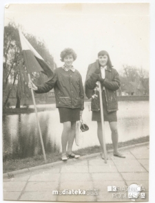 Irena Michalczuk z koleżanką Alicją po pochodzie pierwszomajowym, ul. Podleśna, Białystok - koniec lat 60. XX w.