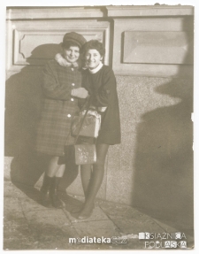 Portret Ireny Michalczuk z koleżanką przed budynkiem Technikum Ekonomicznego, ul. Warszawska 63, lata 60., 70. XX w