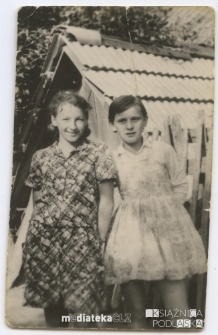 Irena Michalczuk z koleżanką u babci, Trześcianka (woj. podlaskie), 1969 r.