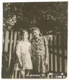 Irena Michalczuk z koleżanką u babci, Trześcianka (woj. podlaskie), 1969 r.