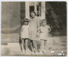 Irena Michalczuk z dziećmi przed domem babci, Trześcianka (woj. podlaskie), 1969 r.