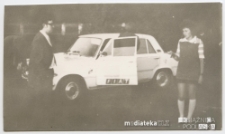 Irena Michalczuk z ludźmi stojącymi przy Fiacie 125p, Augustów (woj. podlaskie), 14.09.1972