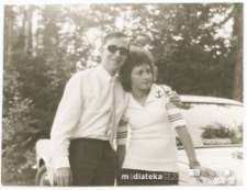 Irena Michalczuk z mężczyzną przy Fiacie 125p, Augustów (woj. podlaskie), 14.09.1972