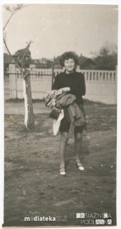 Portret Ireny Michalczuk przed blokiem, ul. Proletariacka 9, Białystok - 1969-1970 r.