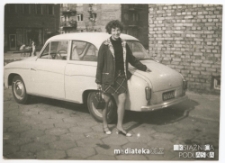 Portret Ireny Michalczuk z Syrenką 105, ul. Proletariacka, Białystok - 1969-1970 r.