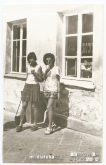 Irena Michalczuk na lodach z koleżanką. Lodziarnia w ścianie restauracji Astoria, ul. Henryka Sienkiewicza 4, Białystok - lata 70. XX w.