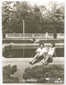 Irena Michalczuk z koleżanką w Ogrodzie Francuskim Pałacu Branickich, Białystok - lata 70. XX w.