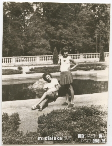 Irena Michalczuk z koleżanką w Ogródzie Francuskim Pałacu Branickich, Białystok - lata 70. XX w.