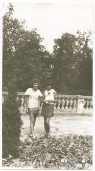 Irena Michalczuk z koleżanką w Ogródzie Francuskim Pałacu Branickich, Białystok - lata 70. XX w.
