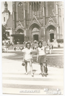 Irena Michalczuk z koleżanką przed katedrą, Białystok - lata 70. XX w.
