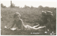 Irena Michalczuk leży na plaży, Stabłowice, Wrocław (woj. dolnośląskie), lata 70. XX w.