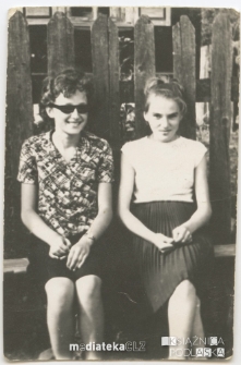 Irena Michalczuk z koleżanką na ławce, Trześcianka (woj. podlaskie), koniec lat 60. XX w.