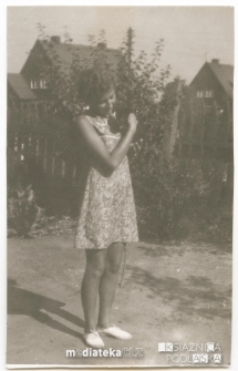 Irena Michalczuk z psem na rękach, Stabłowice, Wrocław (woj. dolnośląskie), koniec lat 60. XX w.