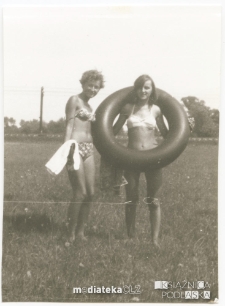 Irena Michalczuk z siostrą cioteczną nad zalewem, Stabłowice, Wrocław (woj. dolnośląskie), koniec lat 60. XX w.