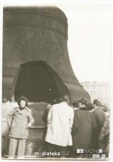 Portret Ireny Michalczuk z dzwonem „Car Kołokoł”, Plac soborowy, Moskwa, lata 70. XX w.