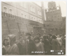 Zdjęcie Ireny Michalczuk w tłumie oczekujących do Muzeum Lenina, Kreml, Moskwa, lata 70. XX w.