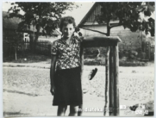 Portret Ireny Michalczuk przy drzewie, Trześcianka (woj. podlaskie), 1969 r.