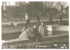 Irena Michalczuk z koleżanką w Ogrodzie Francuskim Pałacu Branickich, Białystok - lata 70. XX w.