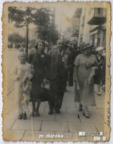 Halina Kuczyńska z bratem Marianem, Rynek Kościuszki, Białystok, 22.08.1937. Fot. Zakład Fotograficzny Foto - Film Nauhüttler