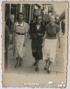 Halina Kuczyńska z koleżankami, Rynek Kościuszki, Białystok, 24.06.1937. Fot. Foto - Film Neuhüttler
