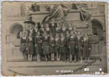 Grupa dziewcząt na wycieczce, lata 40. 50. XX w.