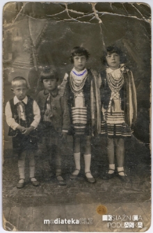 Zdjęcie dzieci wykonane w atelier, ul. Lipowa 31, Białystok, lata 30. XX w. Fot. Zakład Fotograficzny "Modern"