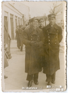 Studenci na spacerze, ul. Kilińskiego 16, Białystok, lata 30. XX w. Fot. Zakład Fotograficzny "Polonia - Film"