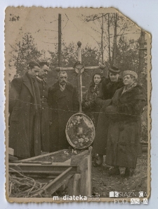 Zdjęcie rodziny Wiśniewskich i Rusinowiczów nad mogiłą, lata 30. XX w.