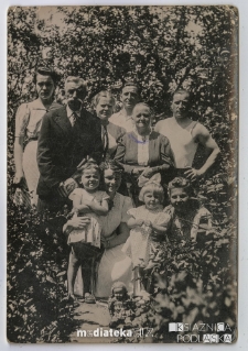Franciszek i Marianna Wiśniewscy z rodziną, Białystok, lata 40. XX w.