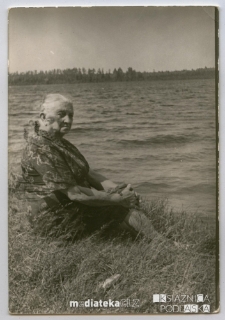 Portret Wacławy Rusinowicz nad brzegiem jeziora, lata 70. XX w.