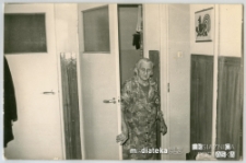 Wacława Rusinowicz w korytarzu mieszkania, Białystok, 1980 r.