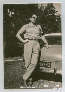 Czesław Kuczyński z samochodem marki Syrena, lata 60. XX w.