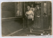 Halina, Czesław Kuczyńscy i Wacława Rusinowicz na ganku domu, ul. Bażantarska 5, Białystok, lata 70. XX w.