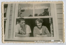 Halina i Czesław Kuczyńscy w oknie domu, lata 60. XX w.