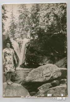 Halina Kuczyńska nad wodospadem, lata 60. XX w.