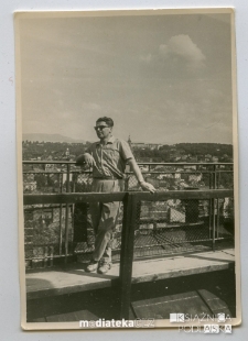 Czesław Kuczyński na tle panoramy miasta, 1974 r