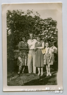Portret rodzinny w ogrodzie, Białystok, lata 50. XX w.