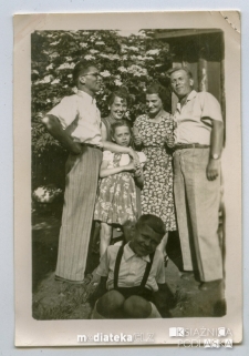 Portret rodzinny w ogrodzie, Białystok, lata 50. XX w.