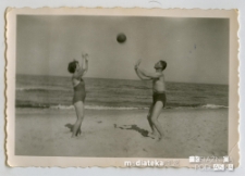 Halina i Czesław Kuczyńscy graja w piłkę siatkową na plaży, lata 60. XX