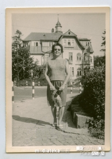 Portret Haliny Kuczyńskiej na tle zabytkowej kamienicy, 1974 r.