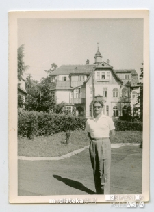 Portret Czesława Kuczyńskiego na tle zabytkowej kamienicy, 1974 r.