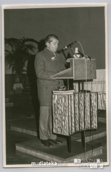 Czesław Kuczyński przemawiający z mównicy, Białystok, druga połowa lat 80. XX w.