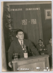Czesław Kuczyński przemawiający na zebraniu Związków Zawodowych, Białystok, pierwsza połowa lat 60. XX w. Fot. Foto