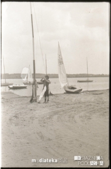 Wciąganie flagi na maszt podczas kursu żeglarskiego dla dzieci i młodzieży na Stawach Dojlidzkich, Białystok, lata 60. 70. XX w.